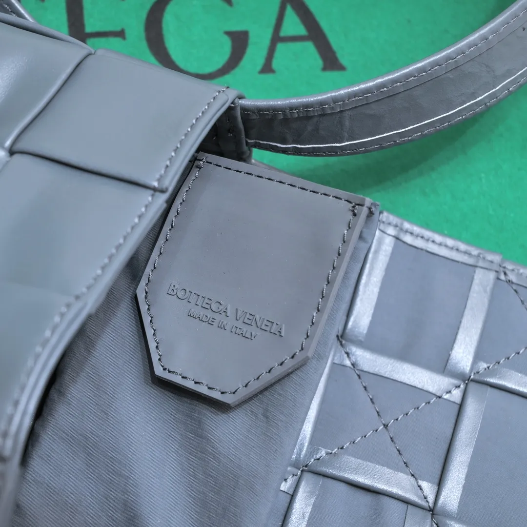 Bv's new Cassette small pillow bag, classic weaving technology, waxed leather design pillow bag, has developed into a family series and has become the trump card of the new Bottega bags🔥 A must-have artifact for fashionistas to match frequently selected fashion items and contemporary exquisite workman concave shapes💚Cute and cute, the medium size is launched in the latest color, beautiful and dreamy, super exciting💓 Size: 17.5*10.5*3cm, model: 7587#